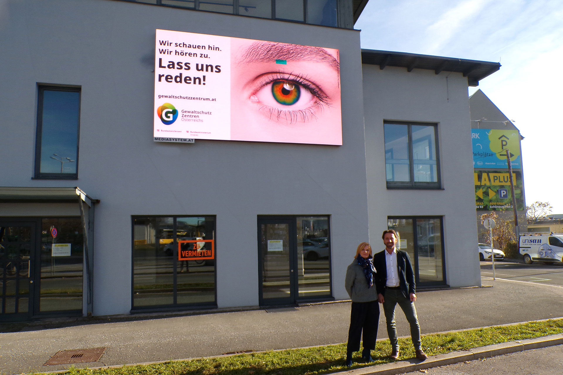 V. l. n. r.: Gabriele Payerl-Gerstmann (Koordinatorin des Bundesverbandes der Gewaltschutzzentren), Filipp Rothe (Key Account Manager EPAMEDIA) © EPAMEDIA