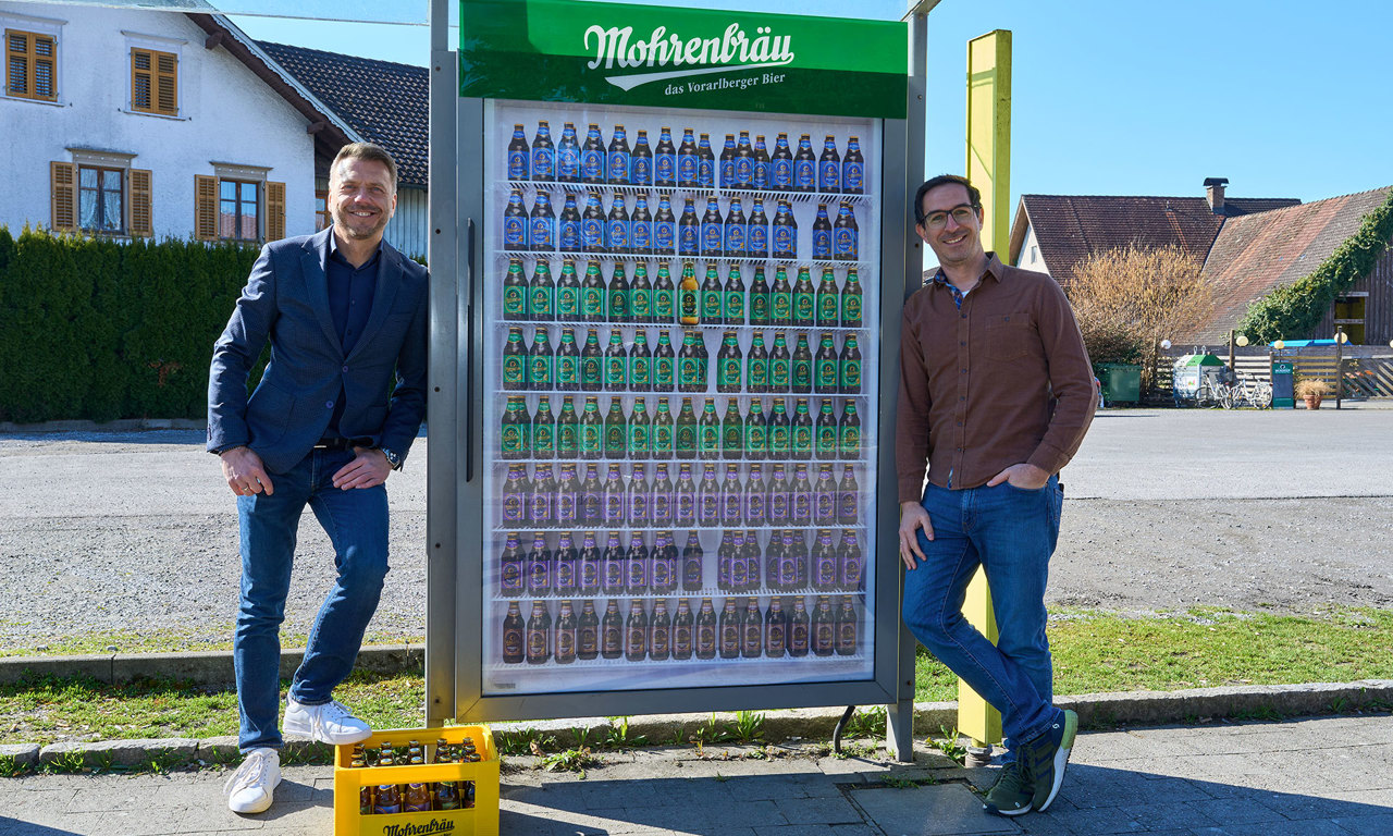 V. l. n. r.: Willi Bonjsak (Head of Regional Sales Vorarlberg, EPAMEDIA), Andreas Linder (Leiter Marketing und Strategie, Mohrenbräu) © EPAMEDIA