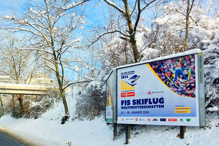 Mit aufmerksamkeitserregenden Plakaten direkt zur Skiflug-Schanze. © EPAMEDIA