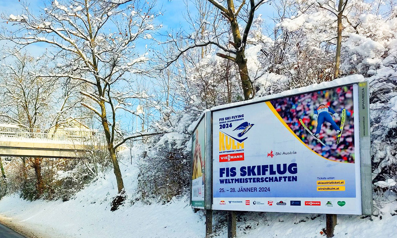 Mit aufmerksamkeitserregenden Plakaten direkt zur Skiflug-Schanze. © EPAMEDIA