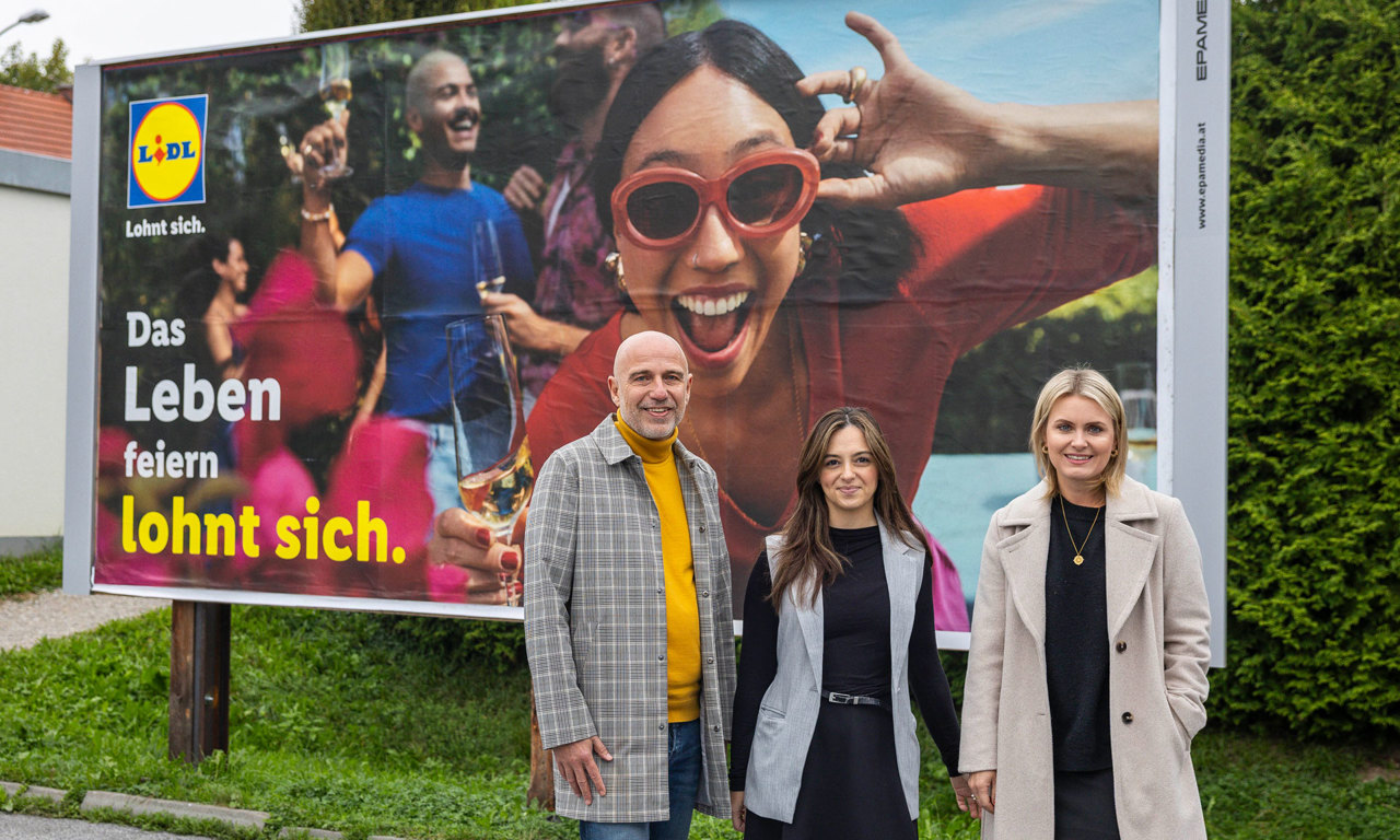 V.l.n.r.: Thomas Frauenschuh (Regionalleitung Salzburg EPAMEIDA), Fatima Hamzic (Sachbearbeitung Media, Lidl Österreich) und Nicole Friedrich (Kampagnen Marketing, Lidl Österreich) ©EPAMEDIA