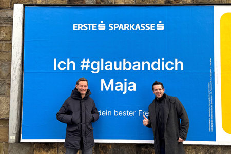V. l. n. r.: Andreas Habermann (Kampagnenleiter, Erste Bank) und Rene Mihal (Key Account Manager – Agency Sales, EPAMEDIA), vor einem „Ich #glaubandich“-Plakat. © EPAMEDIA