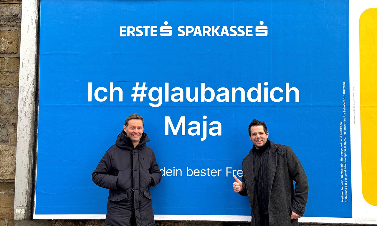 V. l. n. r.: Andreas Habermann (Kampagnenleiter, Erste Bank) und Rene Mihal (Key Account Manager – Agency Sales, EPAMEDIA), vor einem „Ich #glaubandich“-Plakat. © EPAMEDIA