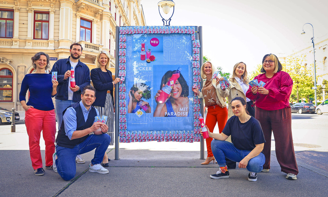 V.l.n.r.: Annett Ackermann (Kundenberatung Die Goldkinder GmbH), Johannes Riepl (Digital Consultant & Planer Mediaplus), Sandra Grünberger (Marketing Manager, International Brand Director YO), Rene Mihal (Key Account Manager EPAMEDIA), Claudia Mohr-Stradner (CSO EPAMEDIA), Klaudia Pietka (Client Service Manager EPAMEDIA), Michaela Mandl (Strategy & Client Manager Mediaplus), Katja Claus (Creative Director Die Goldkinder GmbH) © EPAMEDIA