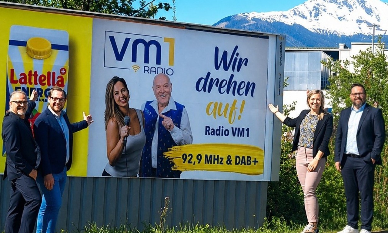 V.l.n.r.: Fredi Fritz (Moderation und Technik, Radio VM1), Silvano Jäger (Geschäftsführung, Radio VM1), Kristina Jäger (Marketing, Radio VM1), Martin Sanitz (Account Manager Tirol, EPAMEDIA)